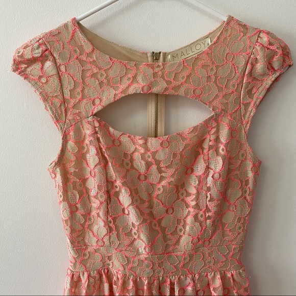 BEAUTIFUL LACE DRESS - Picture 3 of 11